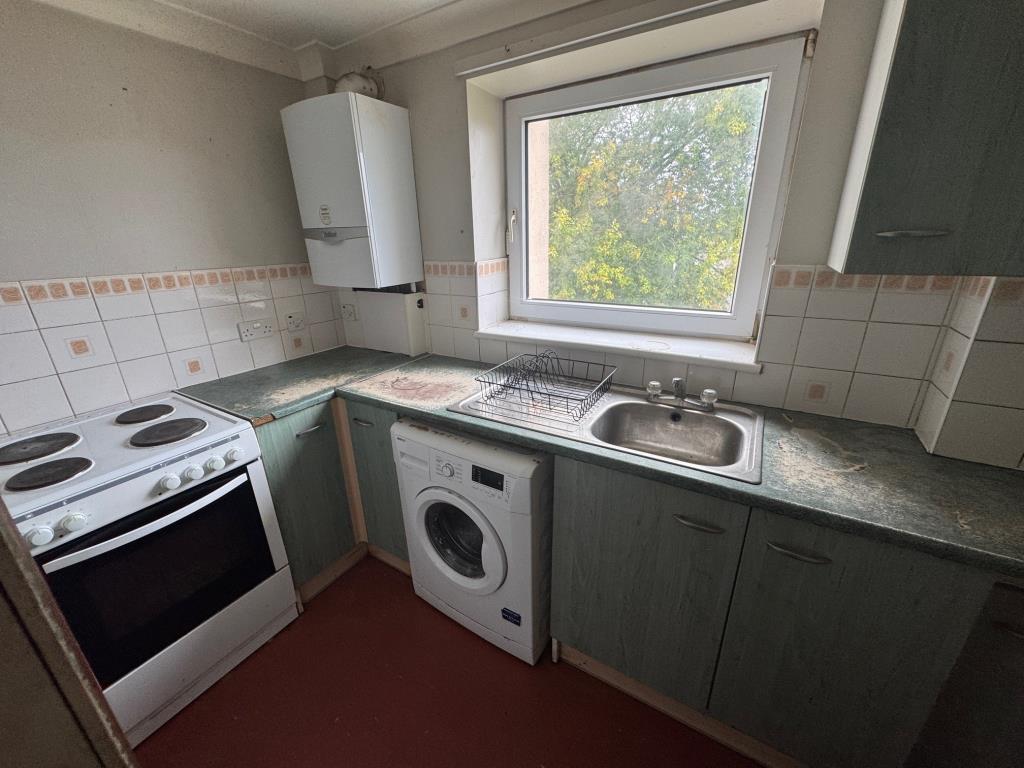 Lot: 166 - TWO-BEDROOM MAISONETTE FOR IMPROVEMENT - Kitchen